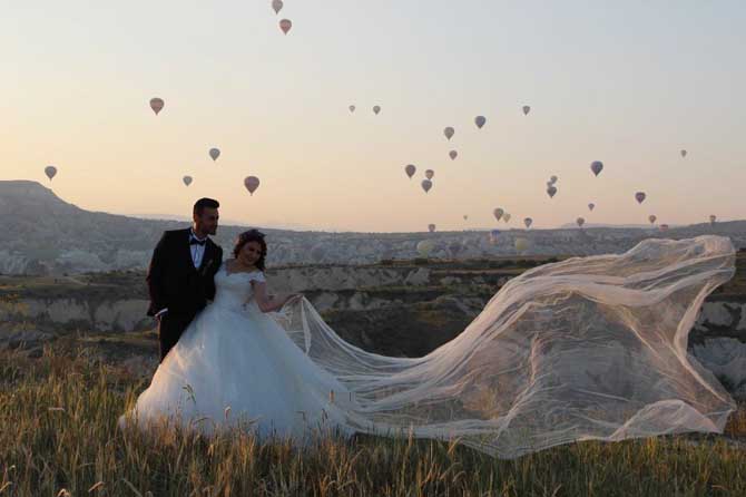 Kapadokya’da yeni trend balonlar ile birlikte gelin damat fotoğrafı çekmek